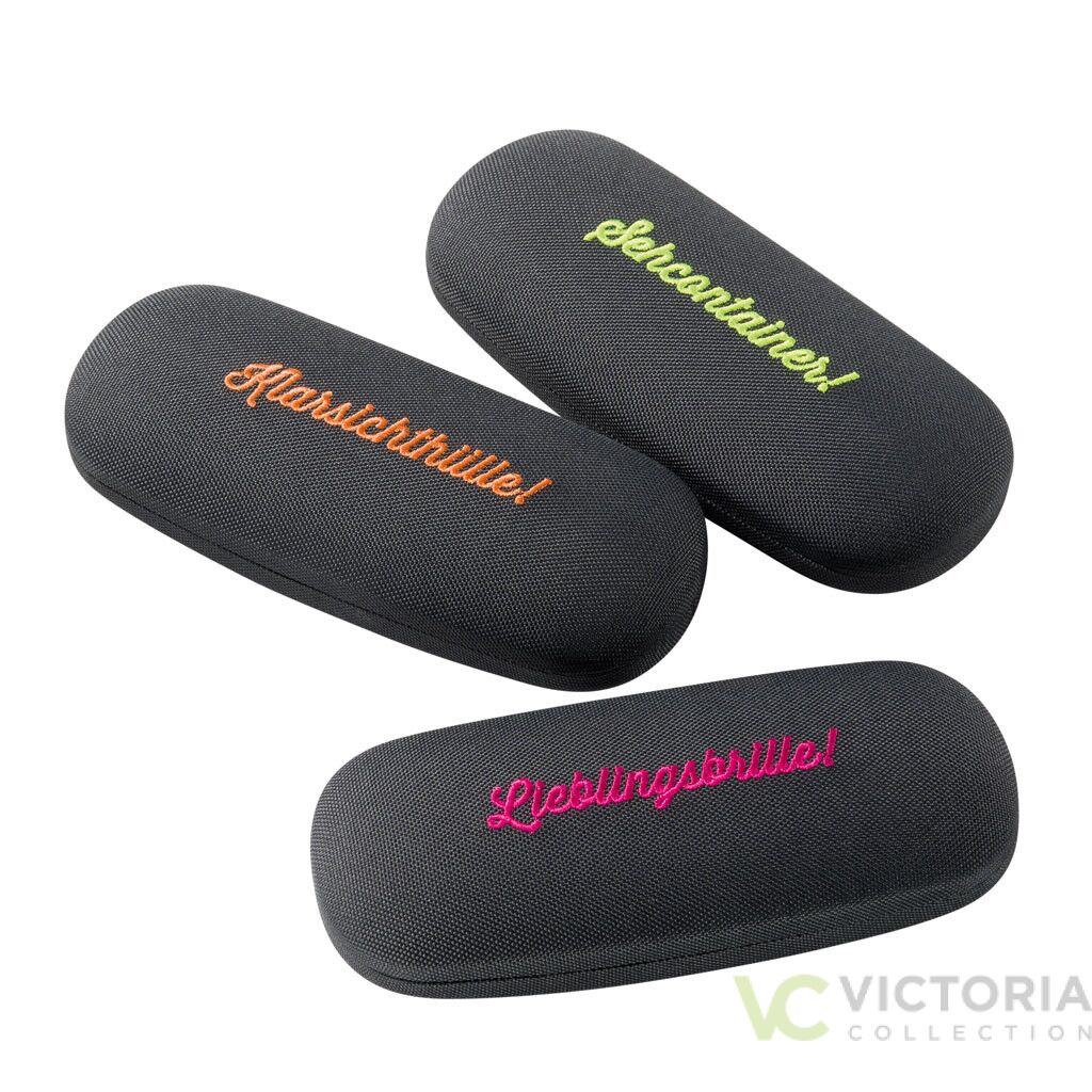 Victoria Brillenetui RÜGEN mit recyceltem Nylonbezug und besticktem Schriftzug, schwarzem Innenfutter, in drei Farben erhältlich