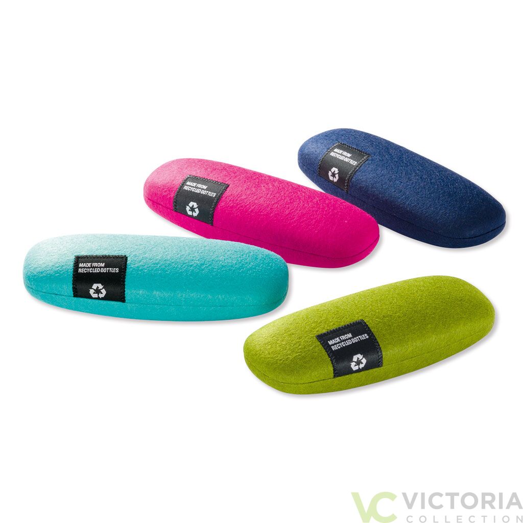 Brillenetui Kiruna von Victoria Victoria Brillenetui KIRUNA mit Filzbezug aus recycelten PET-Flaschen, schwarzem Innenfutter und stabilem Metallscharnier, in vier Farben erhältlich
